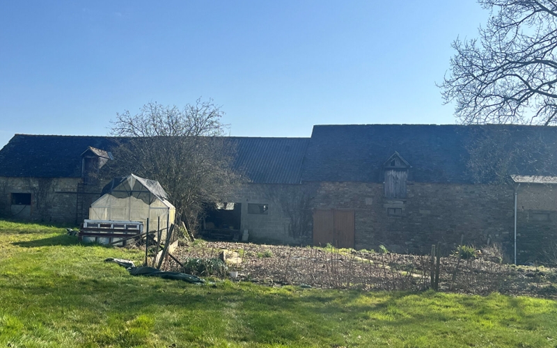 
Acigné, à moins de 2 km du bourg, Corps de ferme a rénover et bâtiments
 - Photo 2