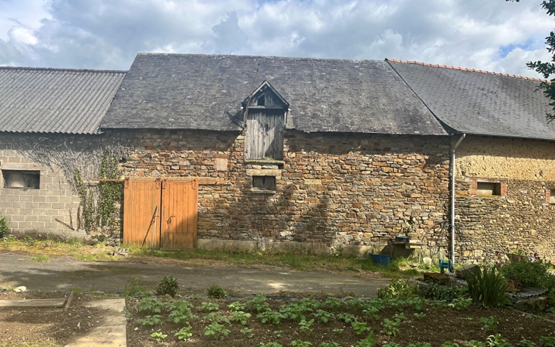 
Acigné, à moins de 2 km du bourg, Corps de ferme a rénover et bâtiments
 - Photo 5